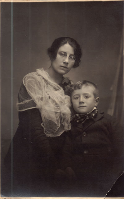 Francisco Hillcoat junto a su hermana.
